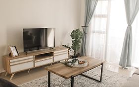 Modern 2 Bedroom Apartment Close To Shops & Beach